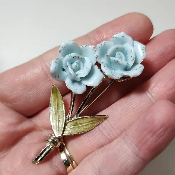 Vintage CORO Baby Blue Porcelain Double Rose Enameled Leaf Brooch Pin - Picture 4 of 11